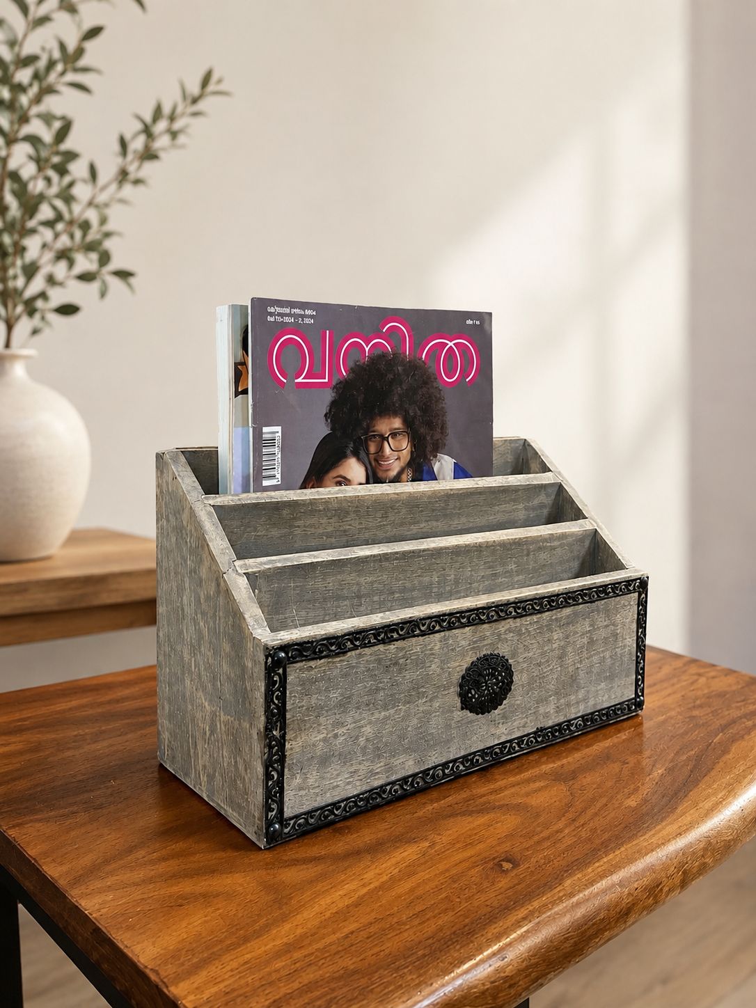 Vintage Manor Magazine Rack